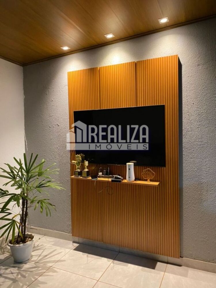 Casa à venda com 3 quartos, 272m² - Foto 1