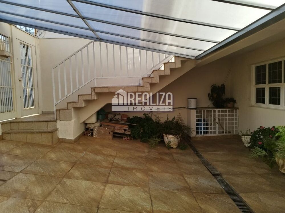 Casa à venda com 6 quartos, 242m² - Foto 1
