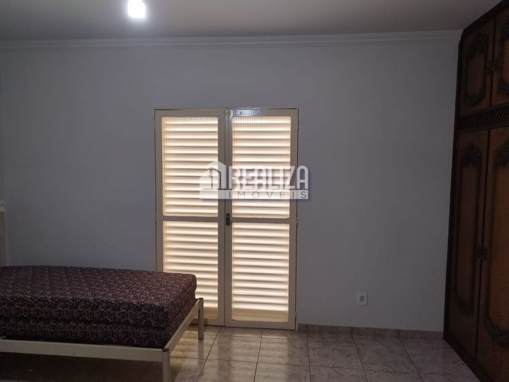 Casa à venda com 6 quartos, 242m² - Foto 8