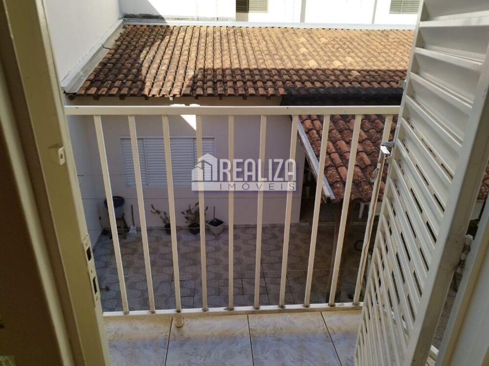 Casa à venda com 6 quartos, 242m² - Foto 2