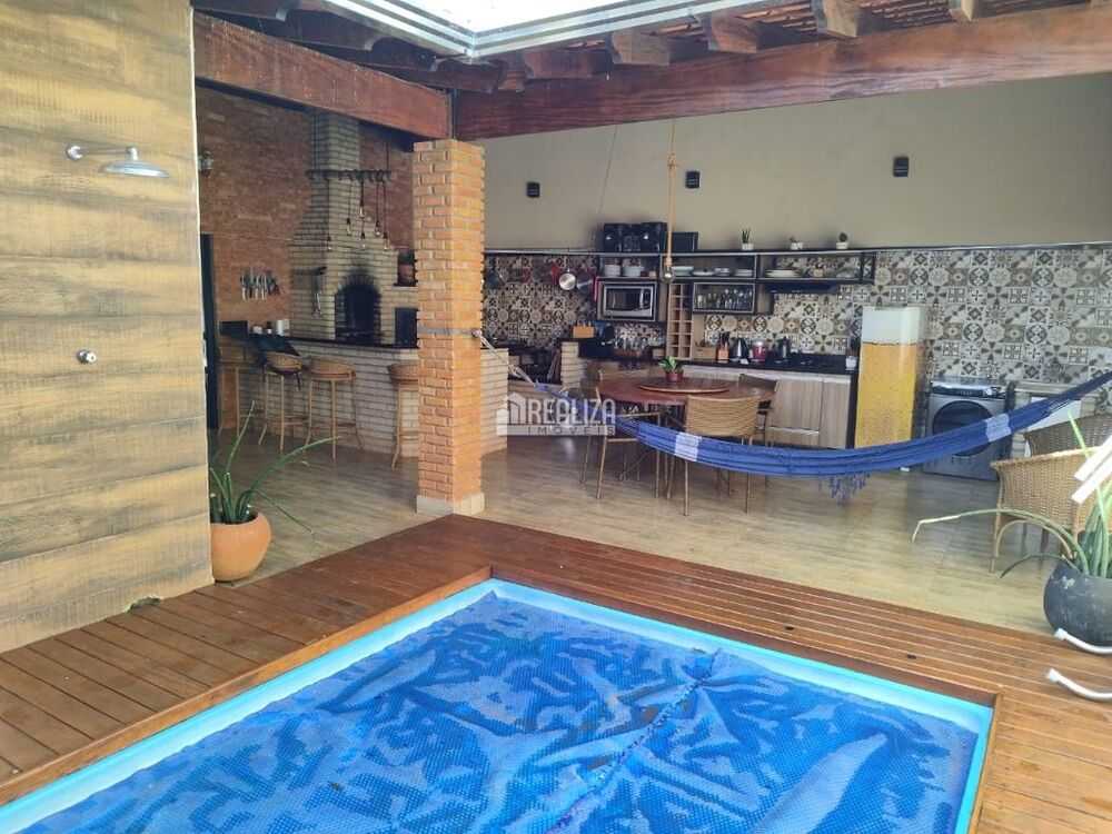 Casa à venda com 3 quartos, 183m² - Foto 2