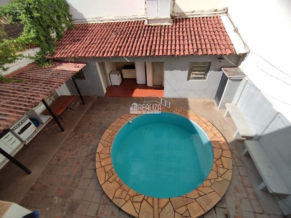 Casa à venda com 4 quartos, 275m² - Foto 1
