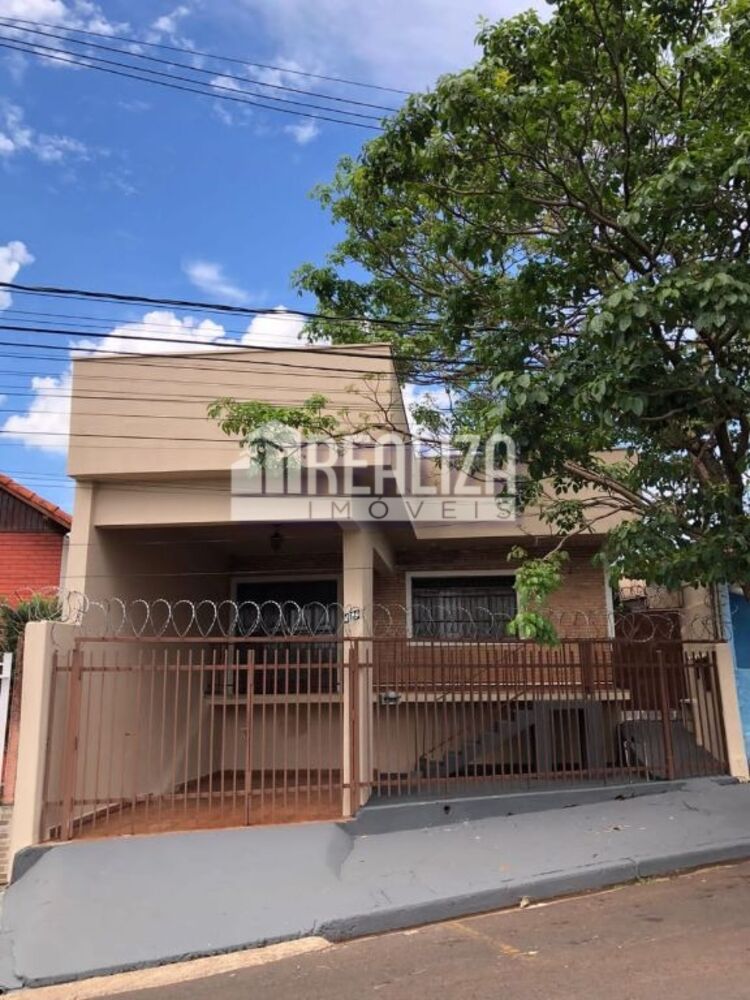 Casa à venda com 3 quartos, 234m² - Foto 1
