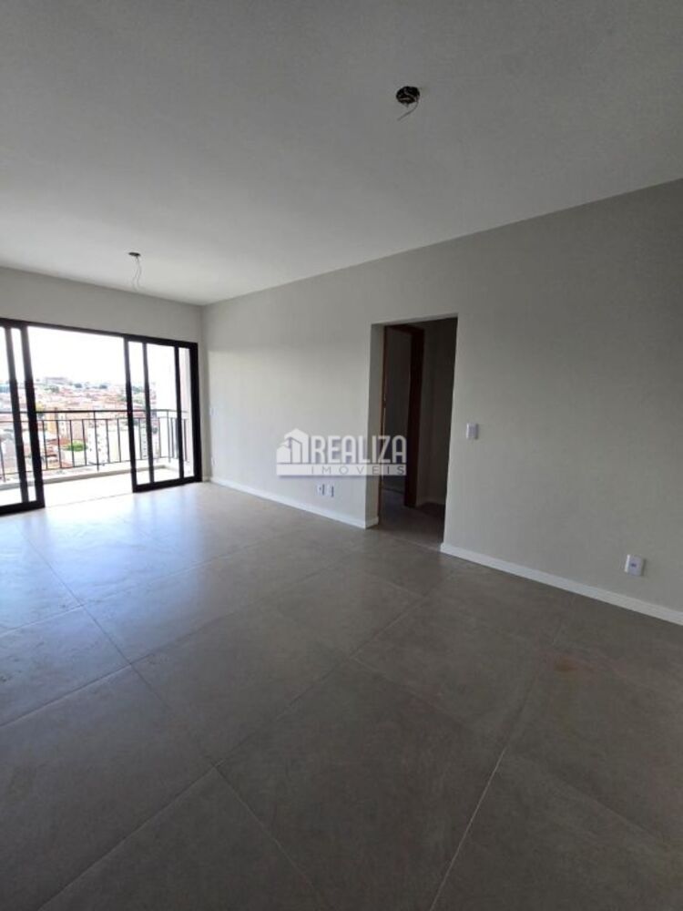 Apartamento à venda com 2 quartos, 70m² - Foto 2