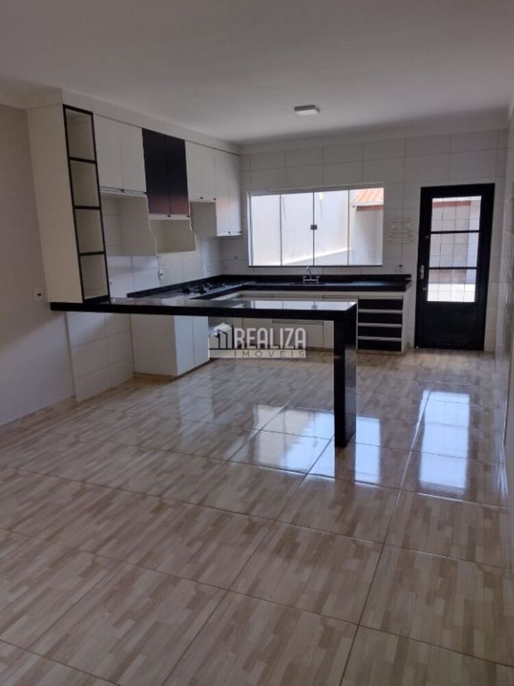 Casa à venda com 3 quartos, 240m² - Foto 2