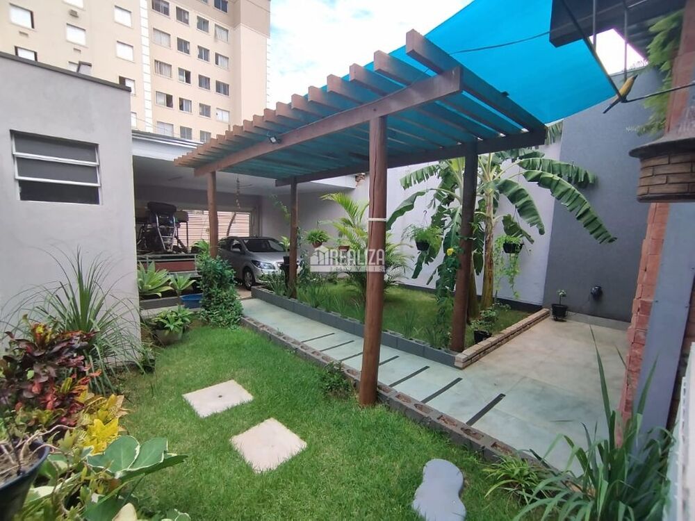 Casa à venda com 2 quartos, 250m² - Foto 1