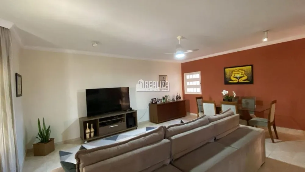 Casa, 4 quartos, 230 m² - Foto 2