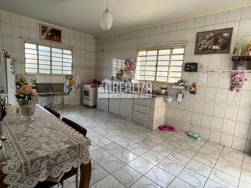 Casa à venda com 3 quartos, 244m² - Foto 3
