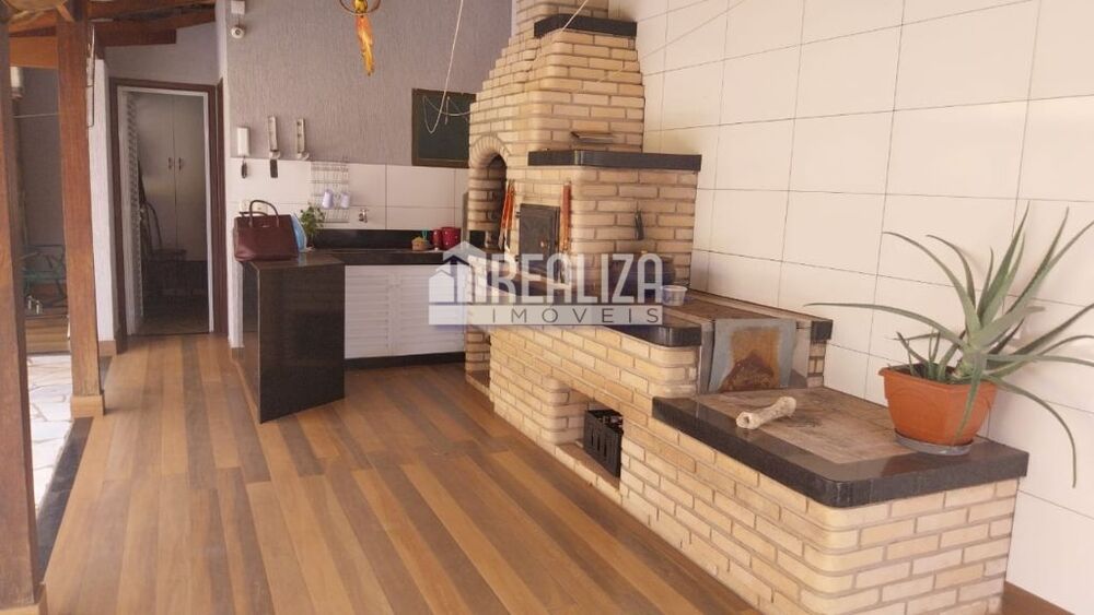Casa à venda com 3 quartos, 230m² - Foto 2