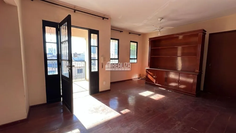 Casa, 3 quartos, 244 m² - Foto 1