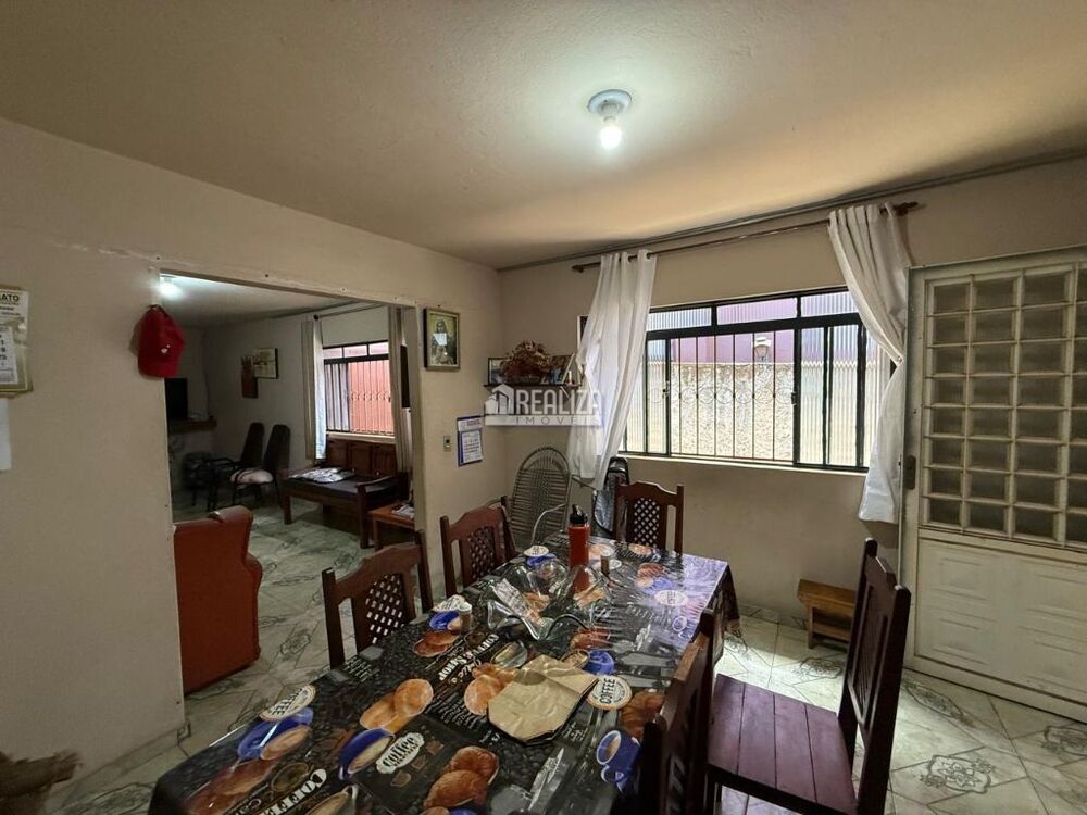 Casa à venda com 4 quartos, 210m² - Foto 2