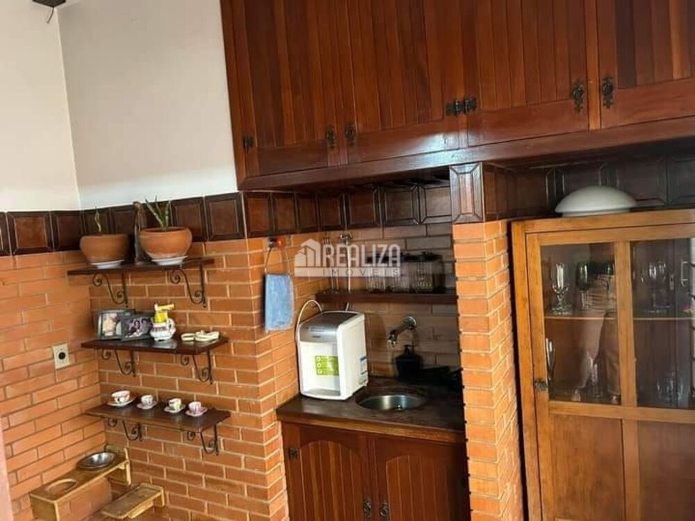 Casa à venda com 5 quartos, 200m² - Foto 4