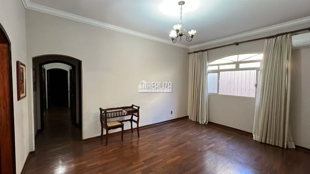 Casa, 3 quartos, 220 m² - Foto 1