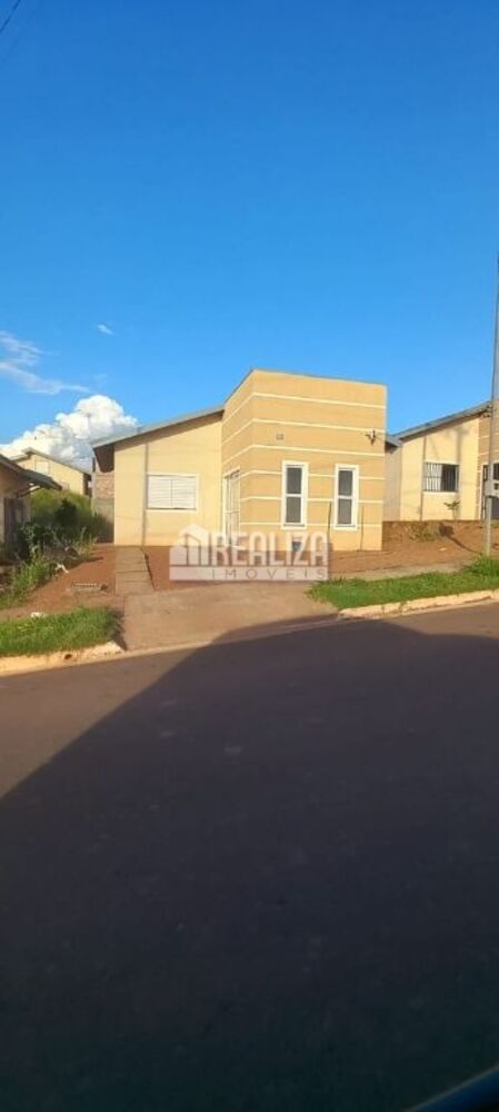 Casa à venda com 2 quartos, 80m² - Foto 1
