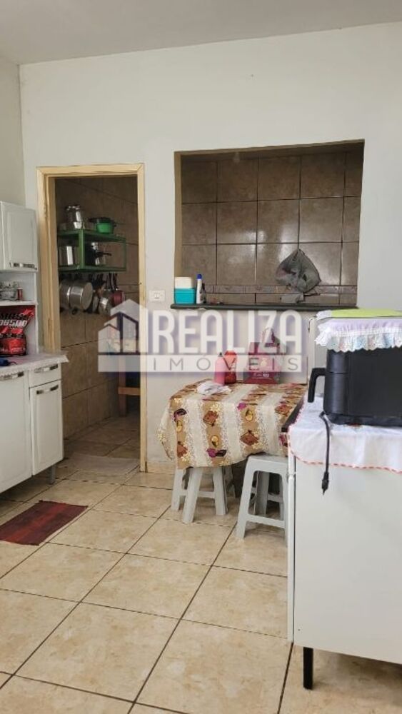 Casa à venda com 2 quartos, 180m² - Foto 1