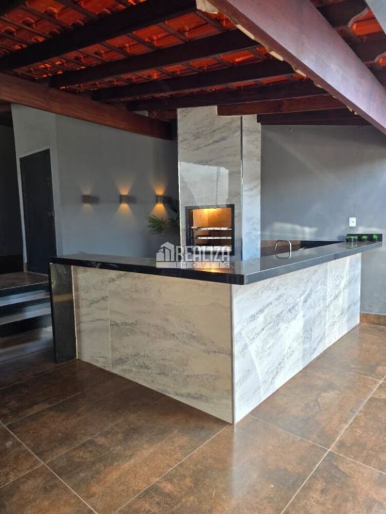 Casa à venda com 4 quartos, 196m² - Foto 1
