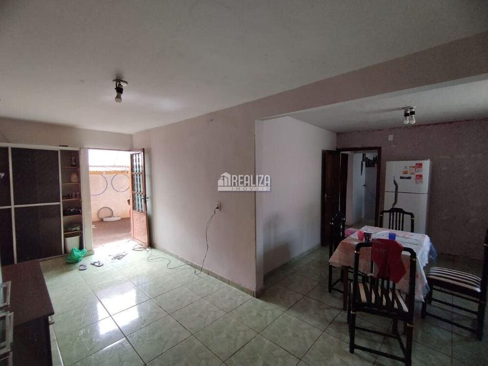 Casa à venda com 3 quartos, 157m² - Foto 1