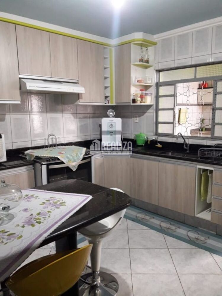 Casa à venda com 2 quartos, 130m² - Foto 1