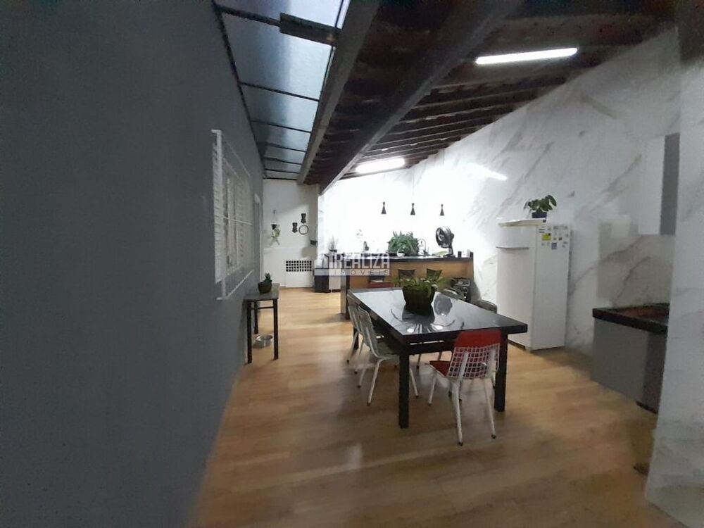 Casa à venda com 3 quartos, 240m² - Foto 2