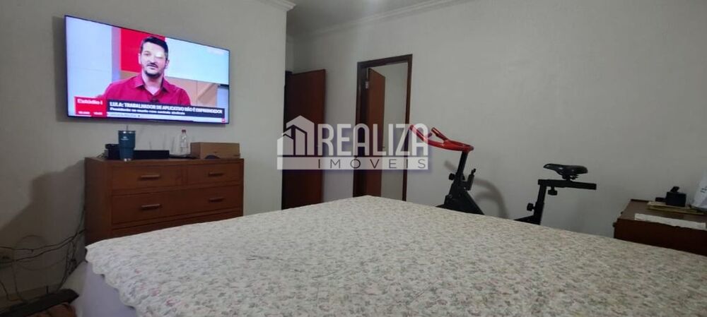 Casa à venda com 6 quartos, 230m² - Foto 2
