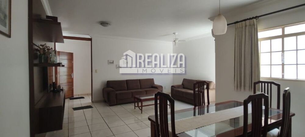 Casa à venda com 6 quartos, 230m² - Foto 7