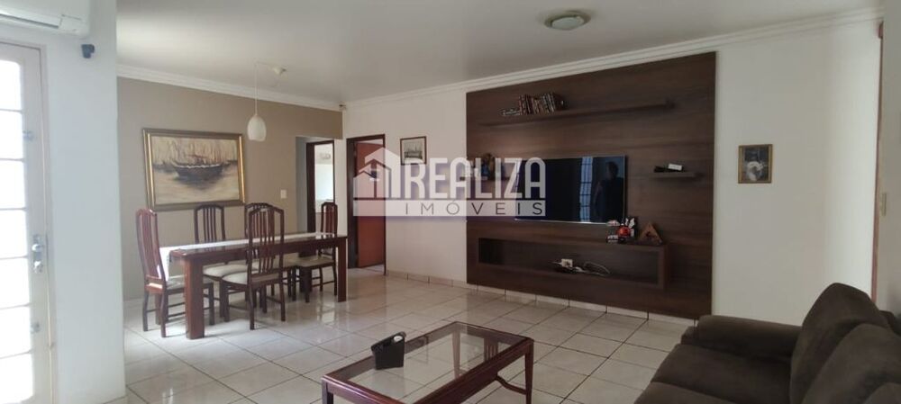 Casa à venda com 6 quartos, 230m² - Foto 1