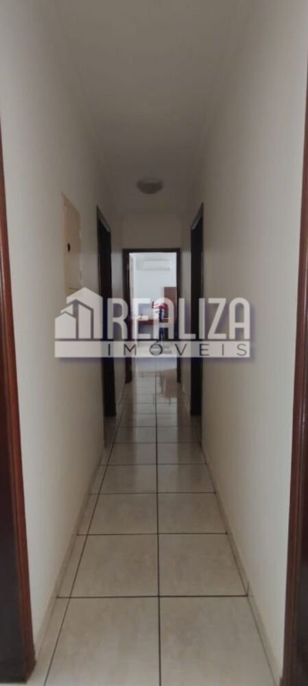 Casa à venda com 6 quartos, 230m² - Foto 3