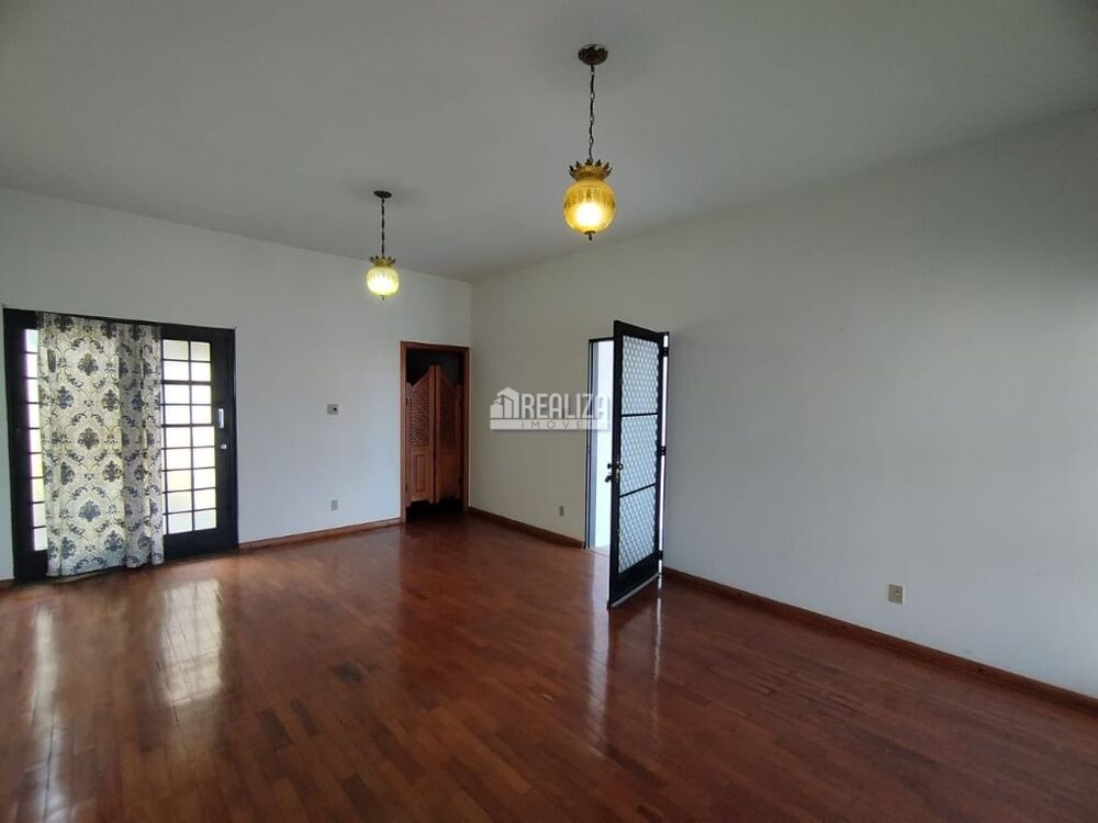 Casa à venda com 3 quartos, 240m² - Foto 3