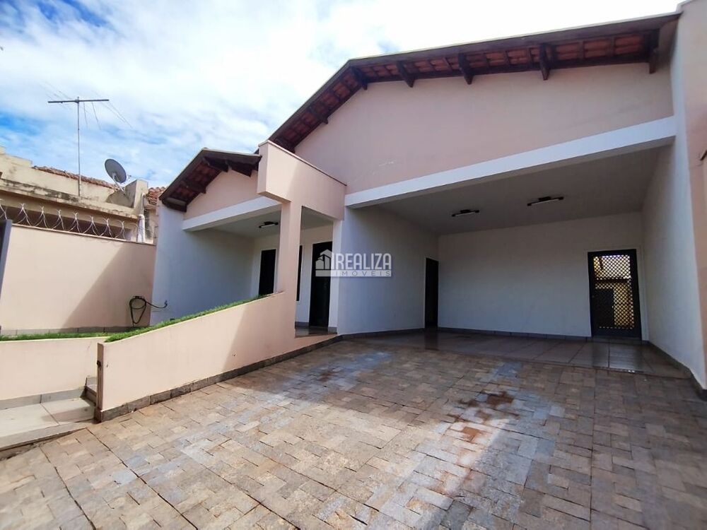 Casa à venda com 3 quartos, 240m² - Foto 1