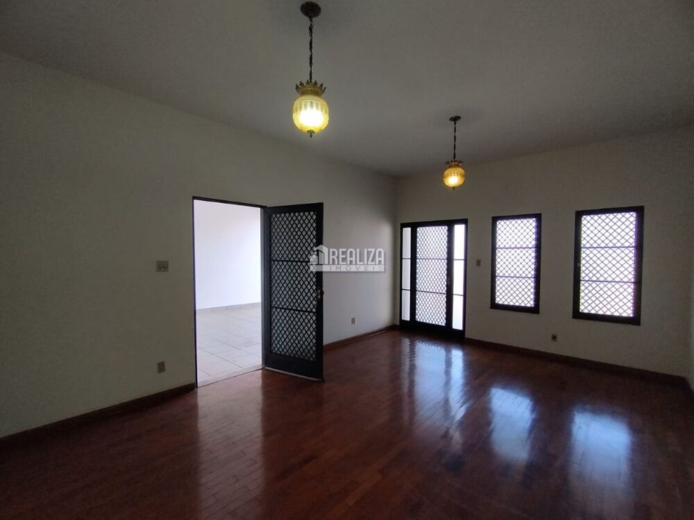 Casa à venda com 3 quartos, 240m² - Foto 4