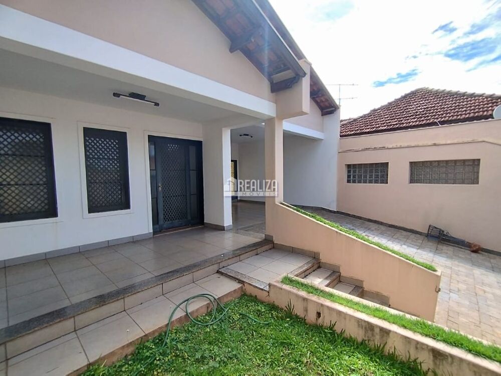 Casa à venda com 3 quartos, 240m² - Foto 2