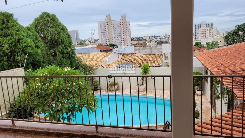 Casa à venda e aluguel com 5 quartos, 376m² - Foto 1
