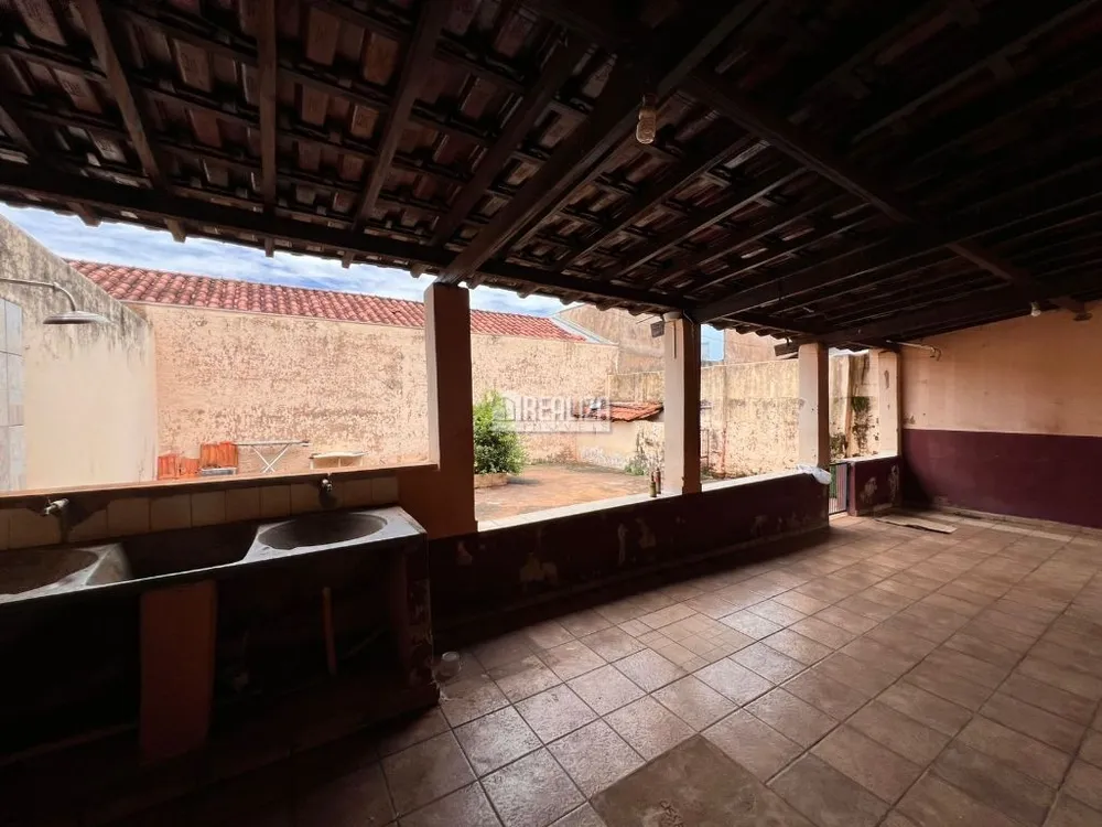 Casa, 4 quartos, 268 m² - Foto 2