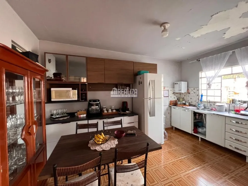 Casa, 3 quartos, 211 m² - Foto 2