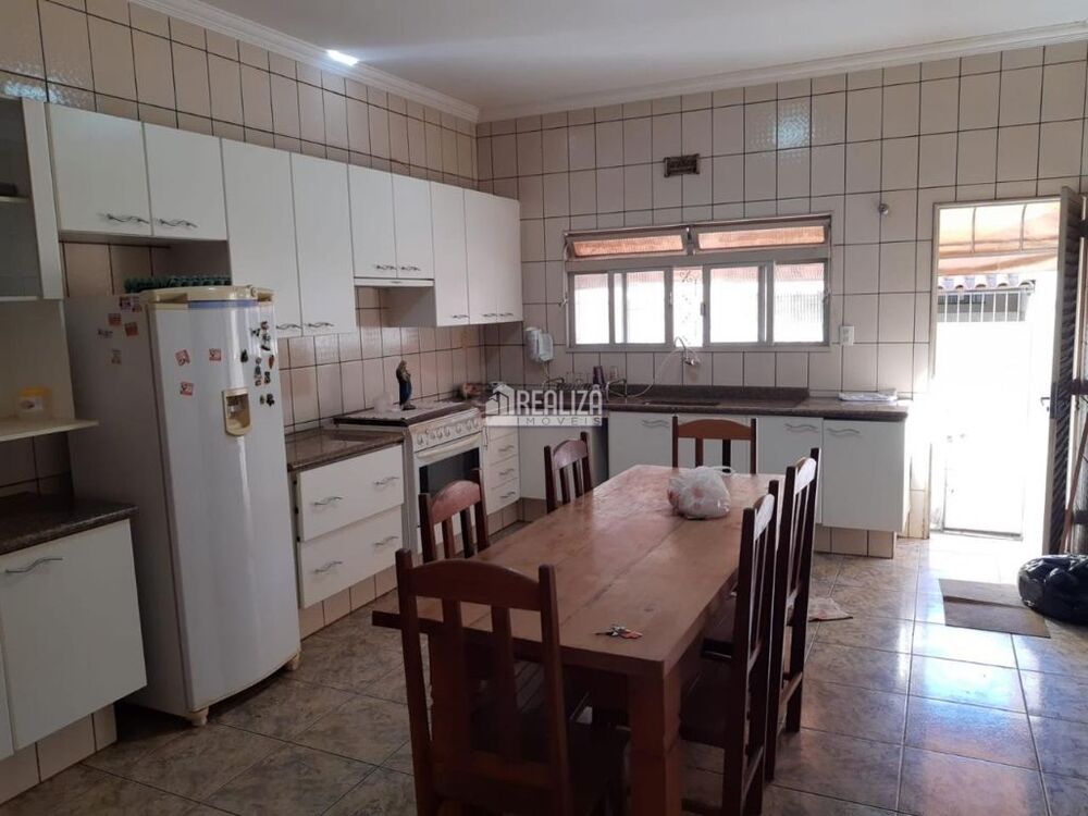 Casa, 3 quartos, 228 m² - Foto 1
