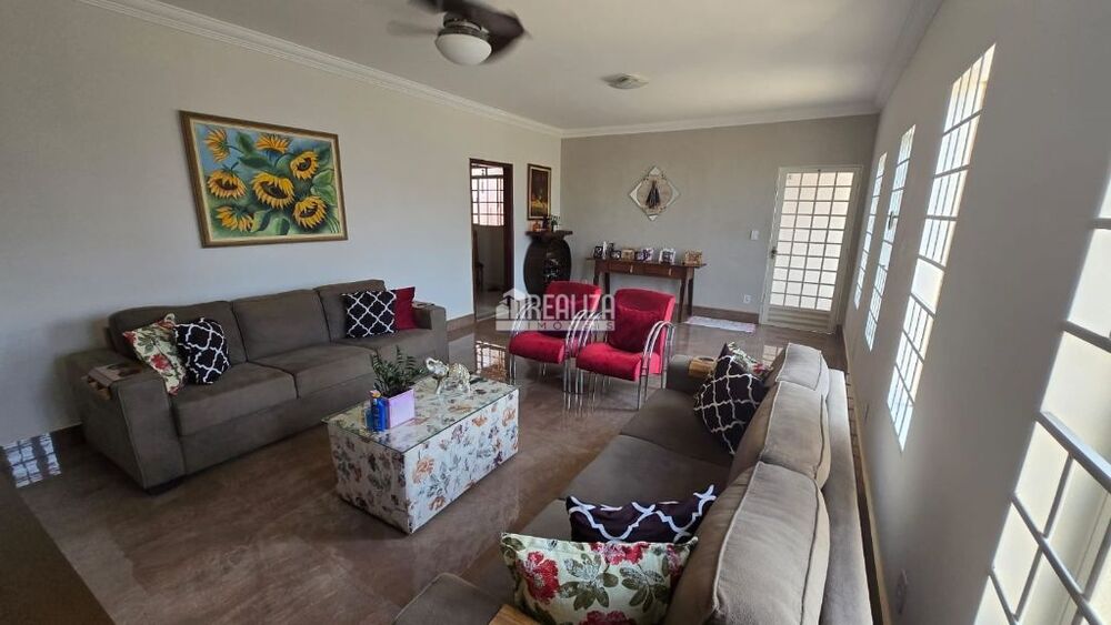 Casa, 3 quartos, 218 m² - Foto 2