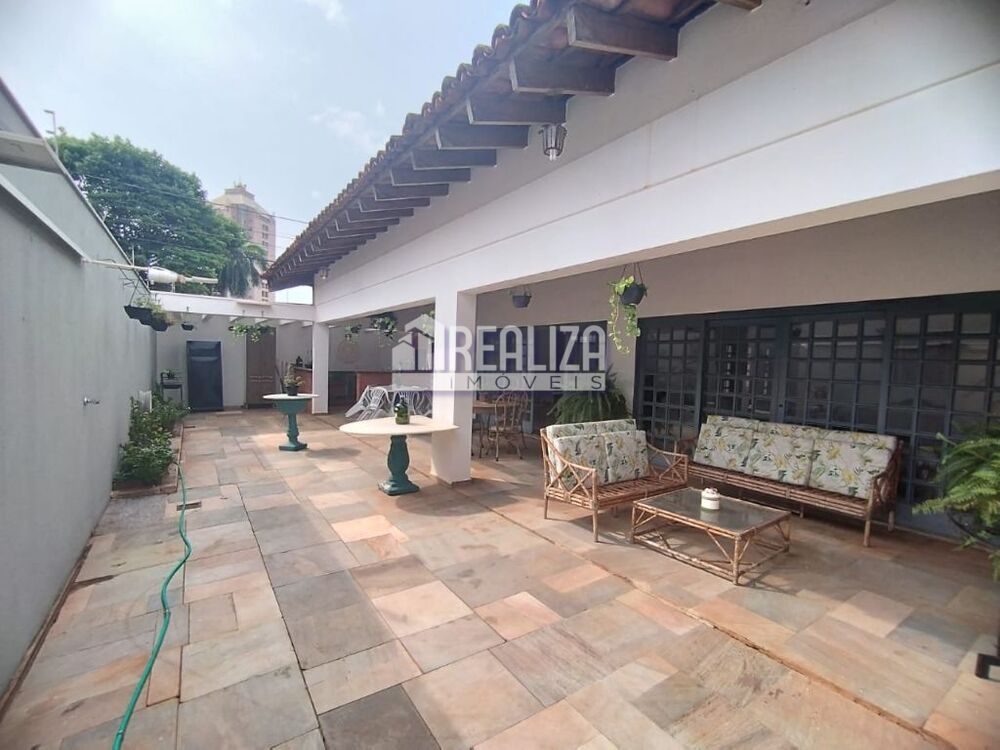 Casa, 4 quartos, 328 m² - Foto 1