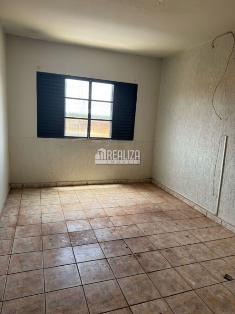 Casa à venda com 4 quartos, 240m² - Foto 2