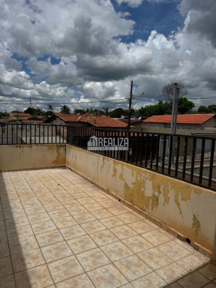 Casa à venda com 4 quartos, 240m² - Foto 3