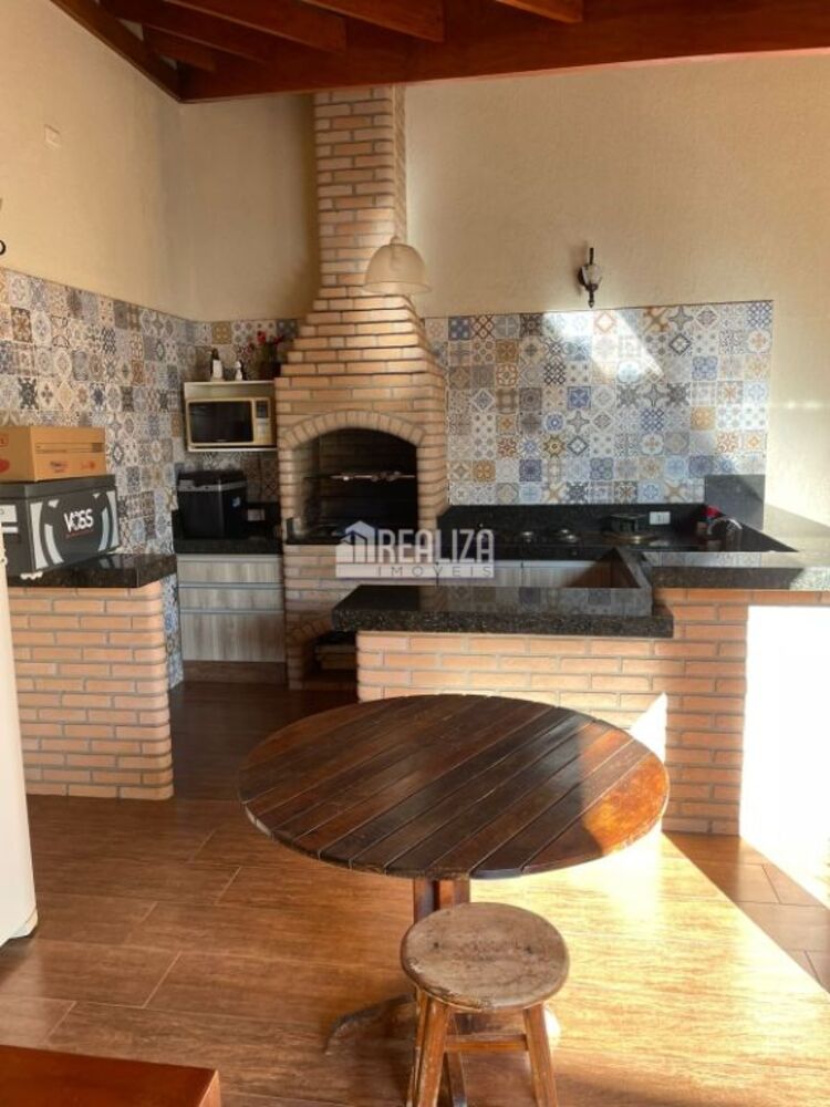 Casa à venda com 3 quartos, 186m² - Foto 1