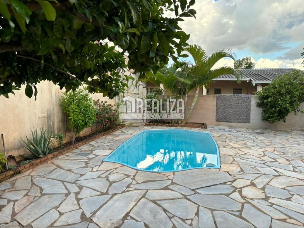 Casa à venda com 3 quartos, 136m² - Foto 1