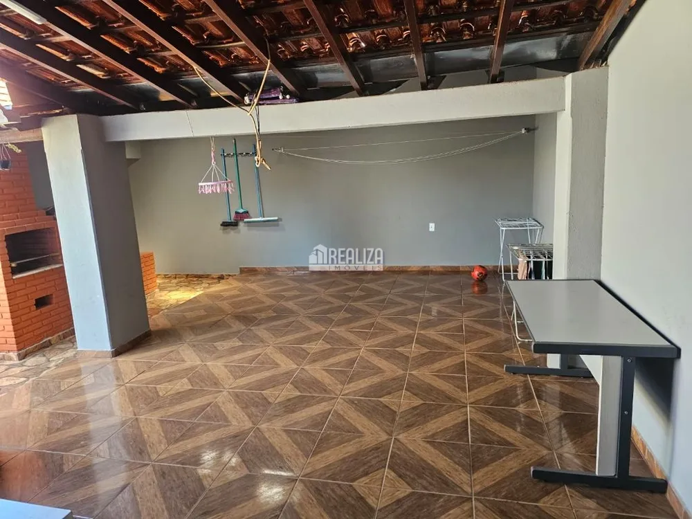 Casa, 4 quartos, 227 m² - Foto 2