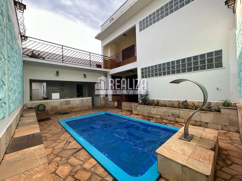 Casa, 5 quartos, 198 m² - Foto 1