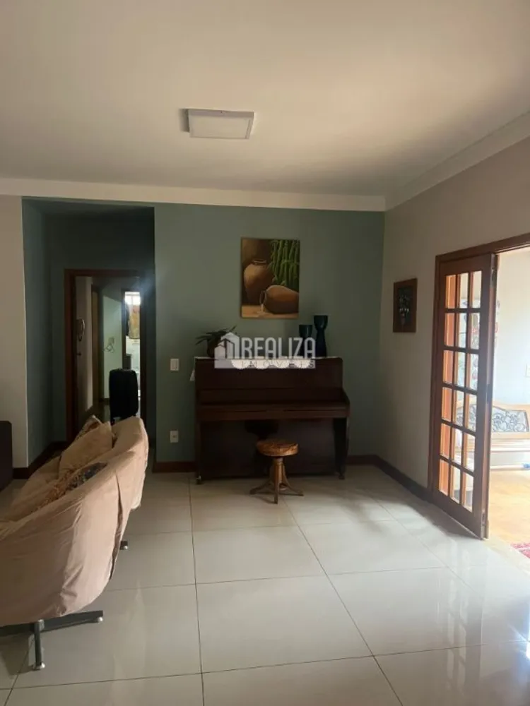 Casa, 3 quartos, 228 m² - Foto 2