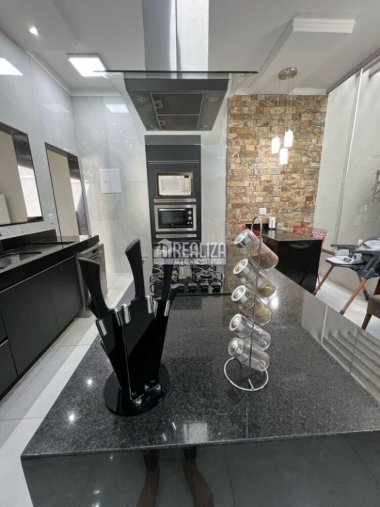 Casa, 3 quartos, 242 m² - Foto 1