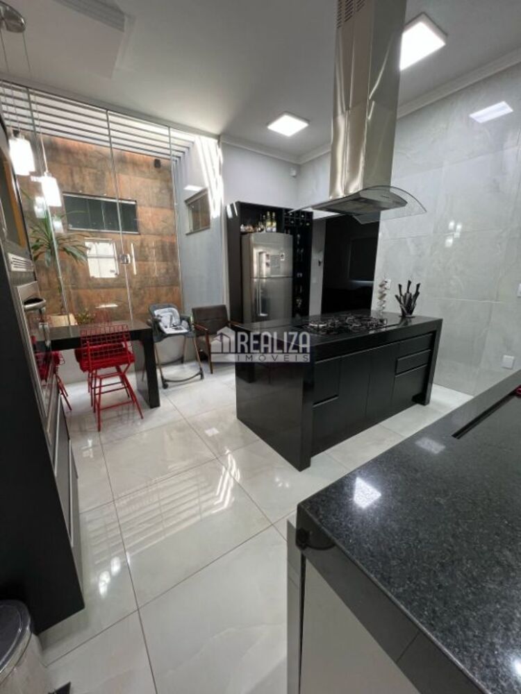 Casa, 3 quartos, 242 m² - Foto 2