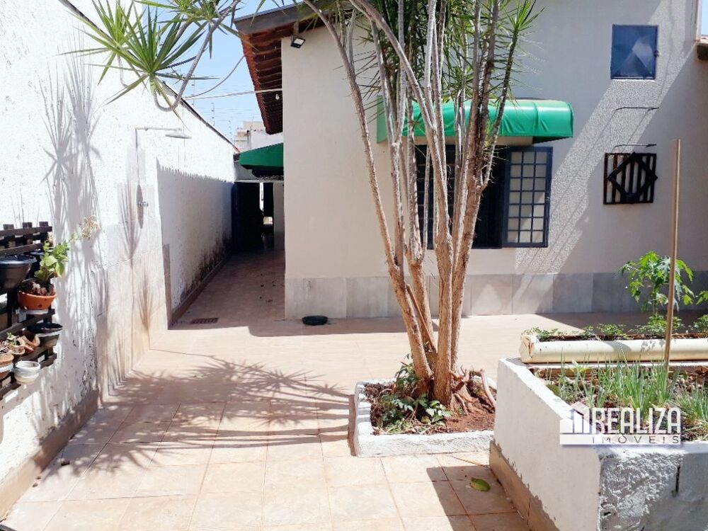 Casa à venda com 4 quartos, 301m² - Foto 2