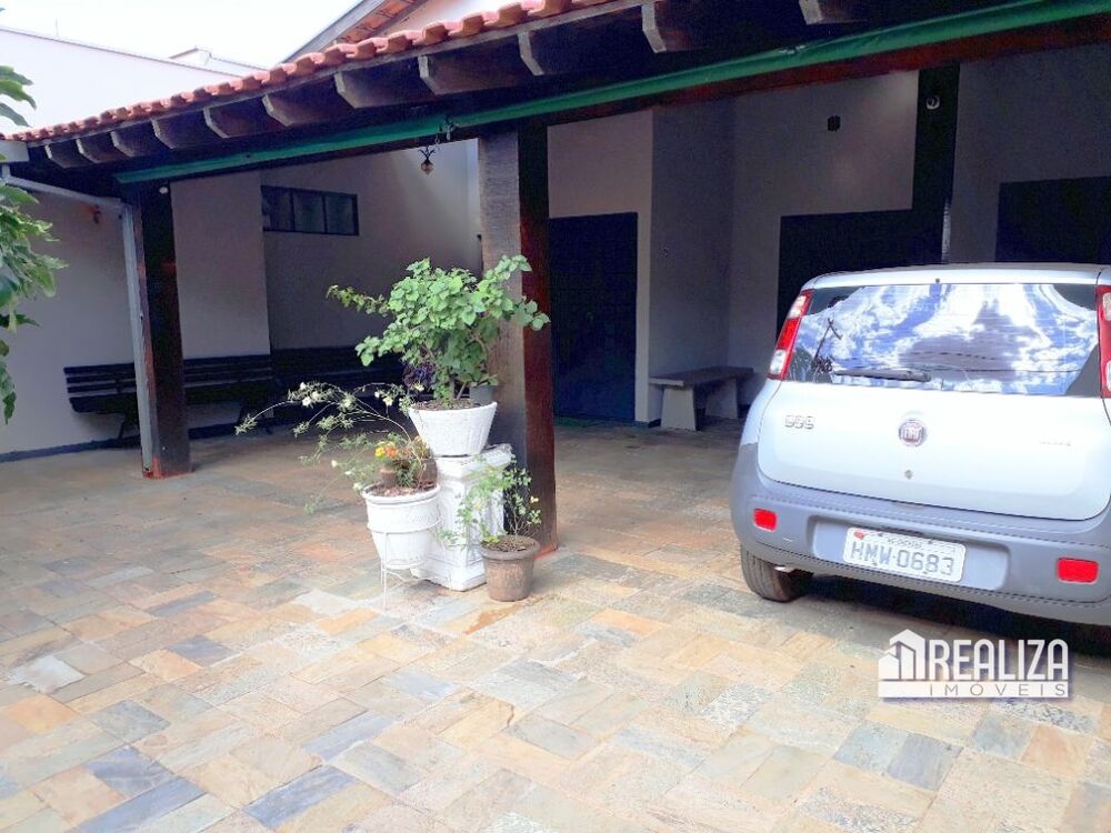 Casa à venda com 4 quartos, 301m² - Foto 1