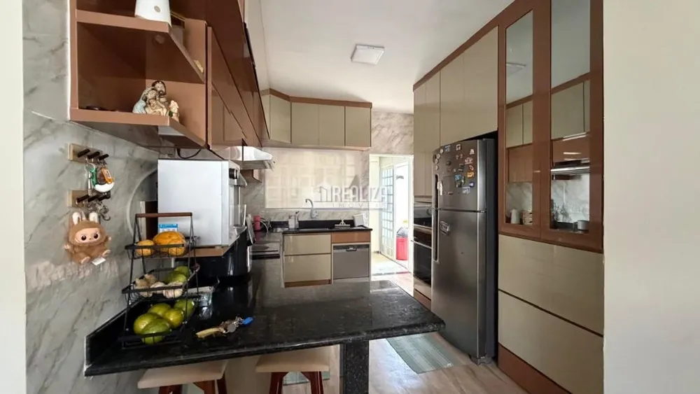 Casa, 3 quartos, 242 m² - Foto 1