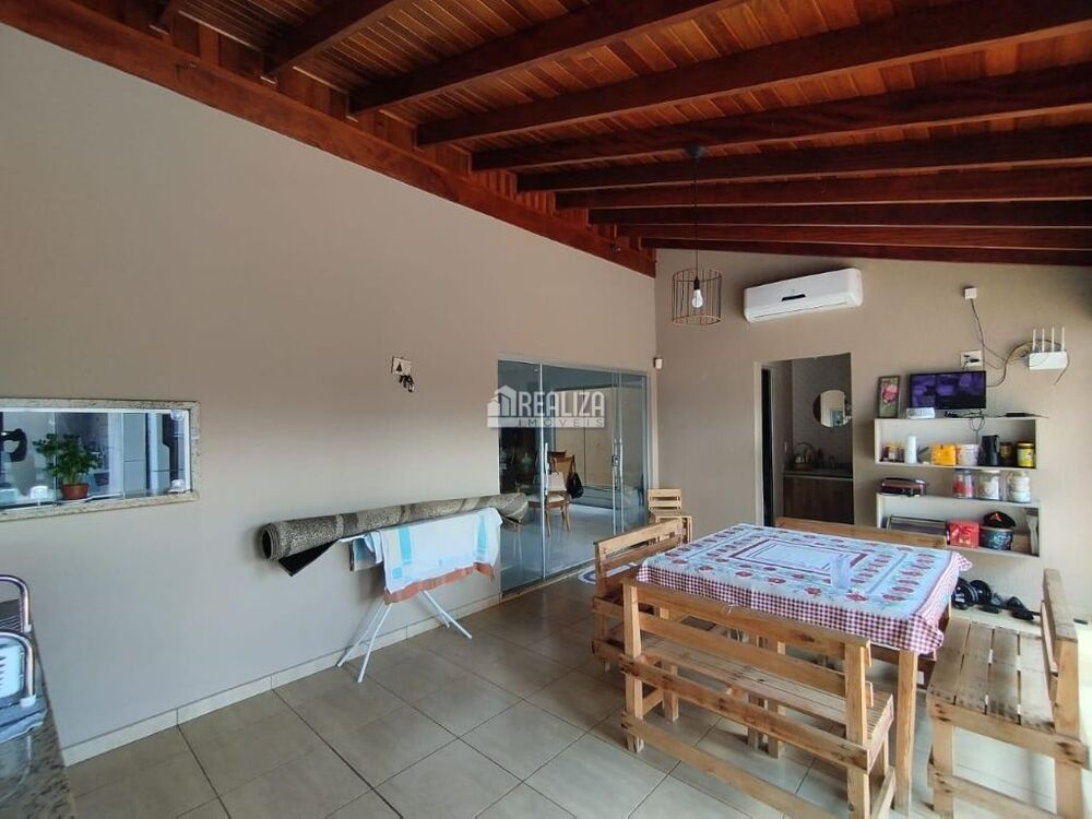Casa à venda com 4 quartos, 220m² - Foto 2
